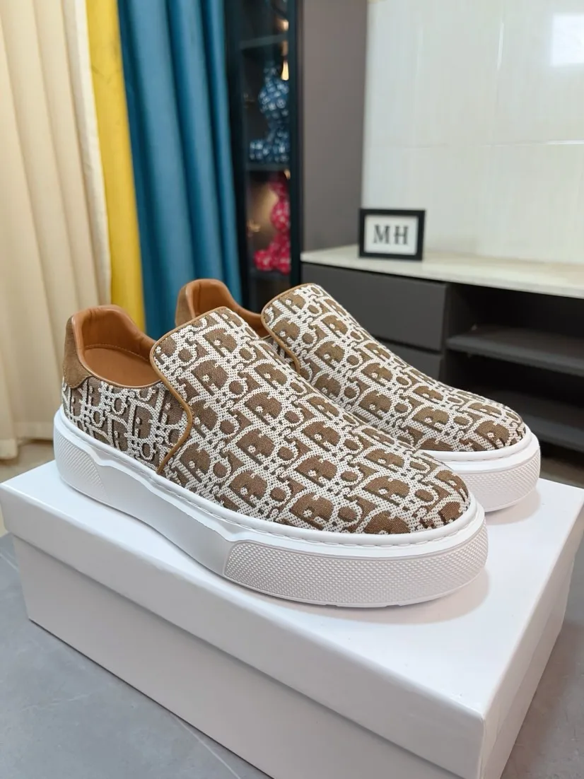 Men's men's shoes 💰380🌸🌸[Dior] 25ss new product B01 moral training shoes. The toe dimension design of the couple's style is a bit wider. The upper foot comfort is perfect. The threads are beautiful. Perfectly adaptable to trousers. Decorated with various classic details. It is an ideal choice for daily styling. Can be matched with various casual items to create exquisite looks. Fabric: top layer cowhide/lining sheepskin TPU original outsole Code number: 38-44, 45 customized